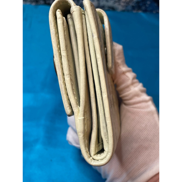 Gucci Vanilla Cream Leather Heart Logo Bi-Fold Wallet - Picture 10 of 15